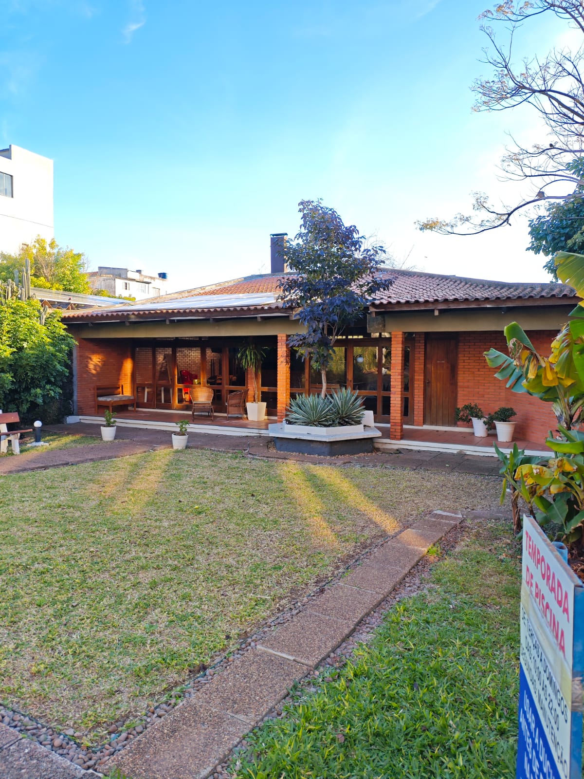 Área externa e jardim do River Hotel