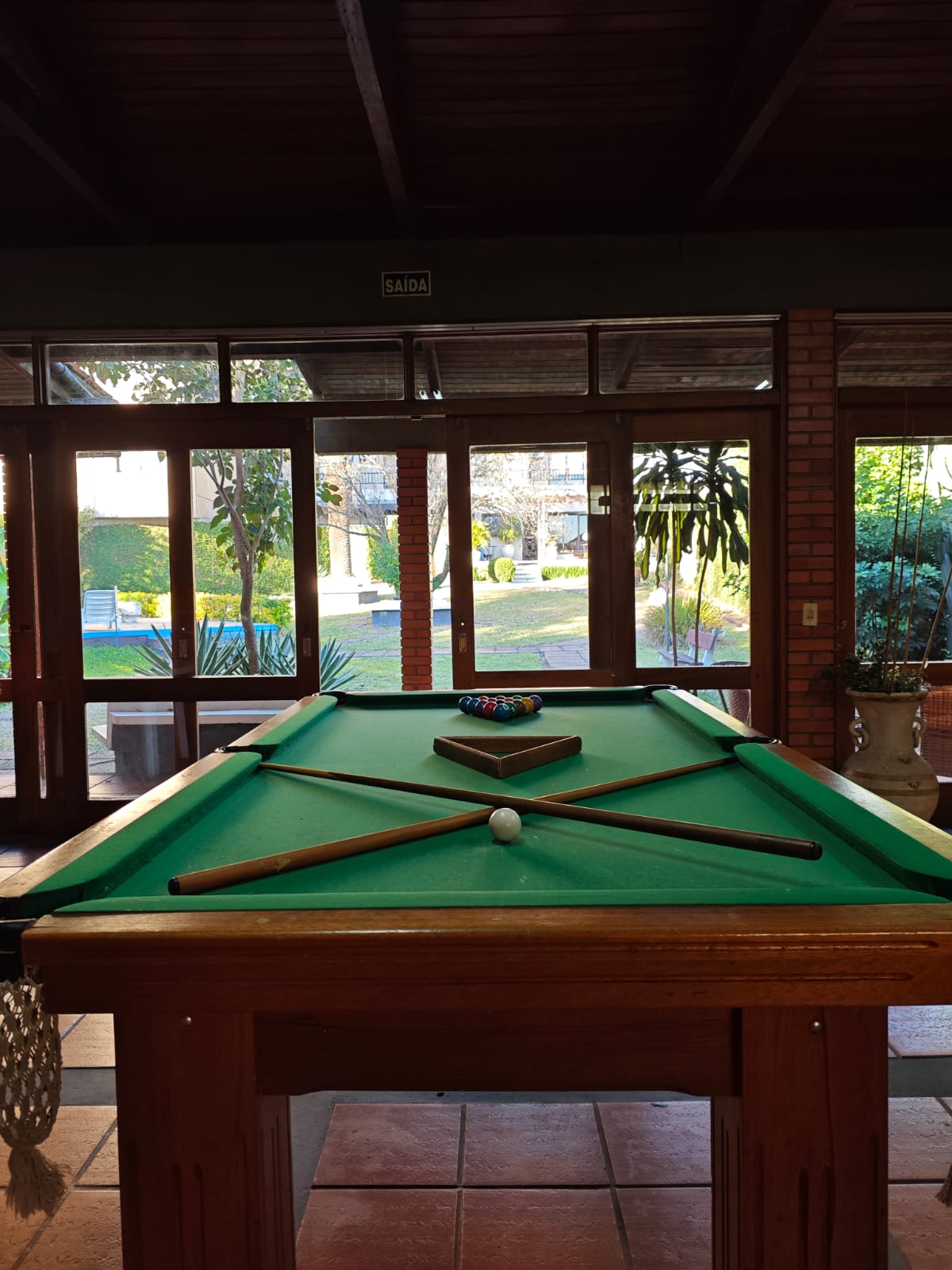 Sala de jogos com mesa de sinuca do River Hotel